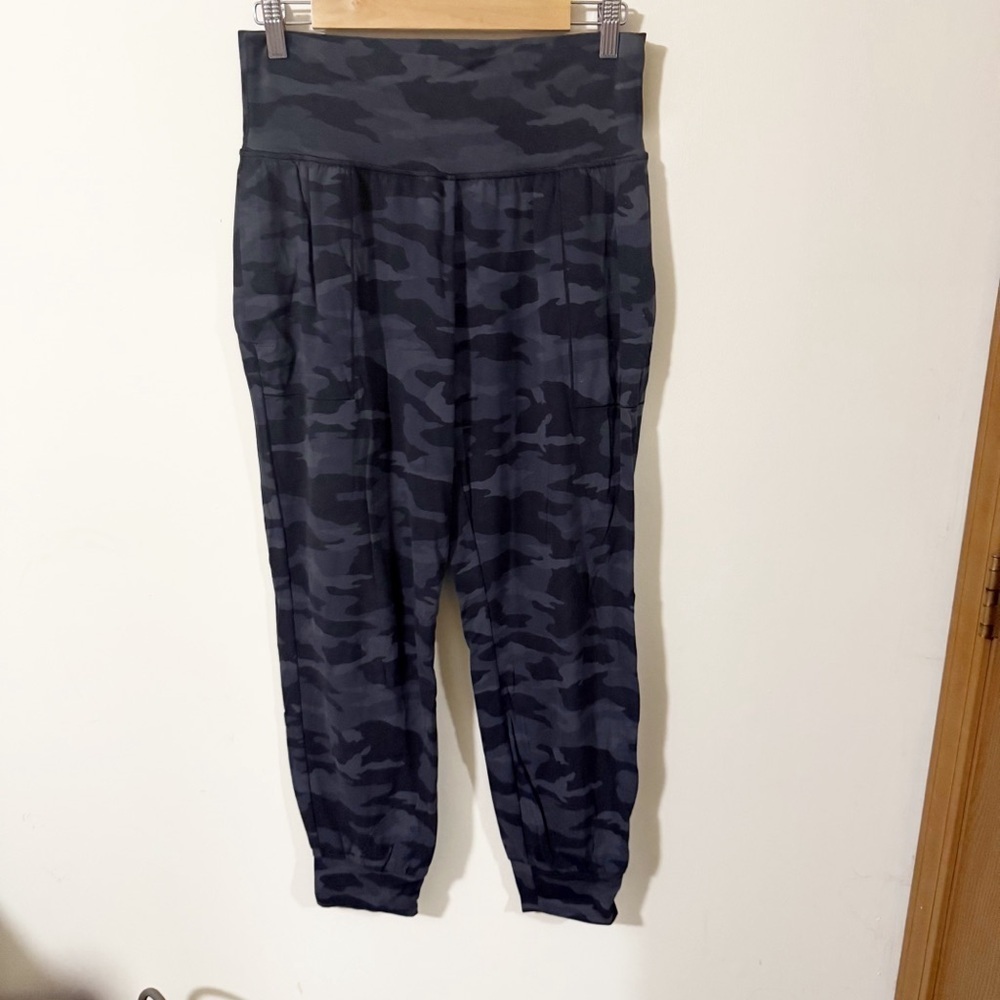 Athleta Salutation Camo Jogger Size Medium Activewear Running Gym Workout